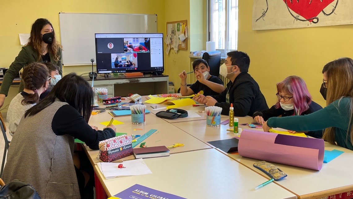 Studenti e docenti del Newton durante la Giornata dell'abbraccio