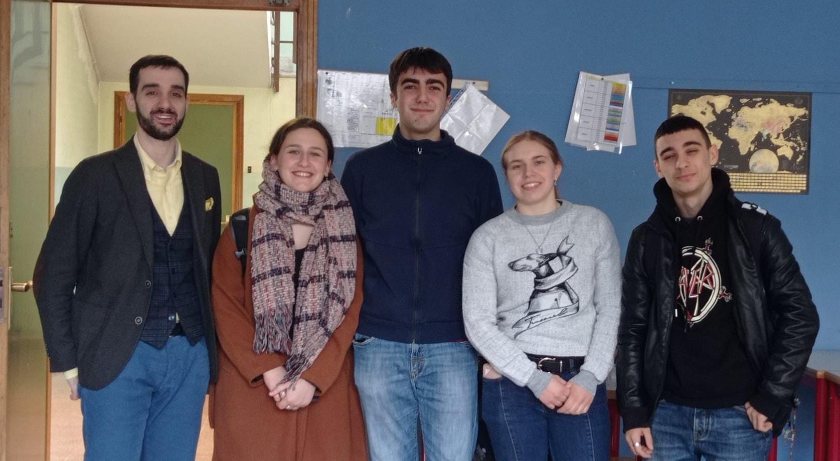 Il prof. Gino con gli studenti del laboratorio di debate